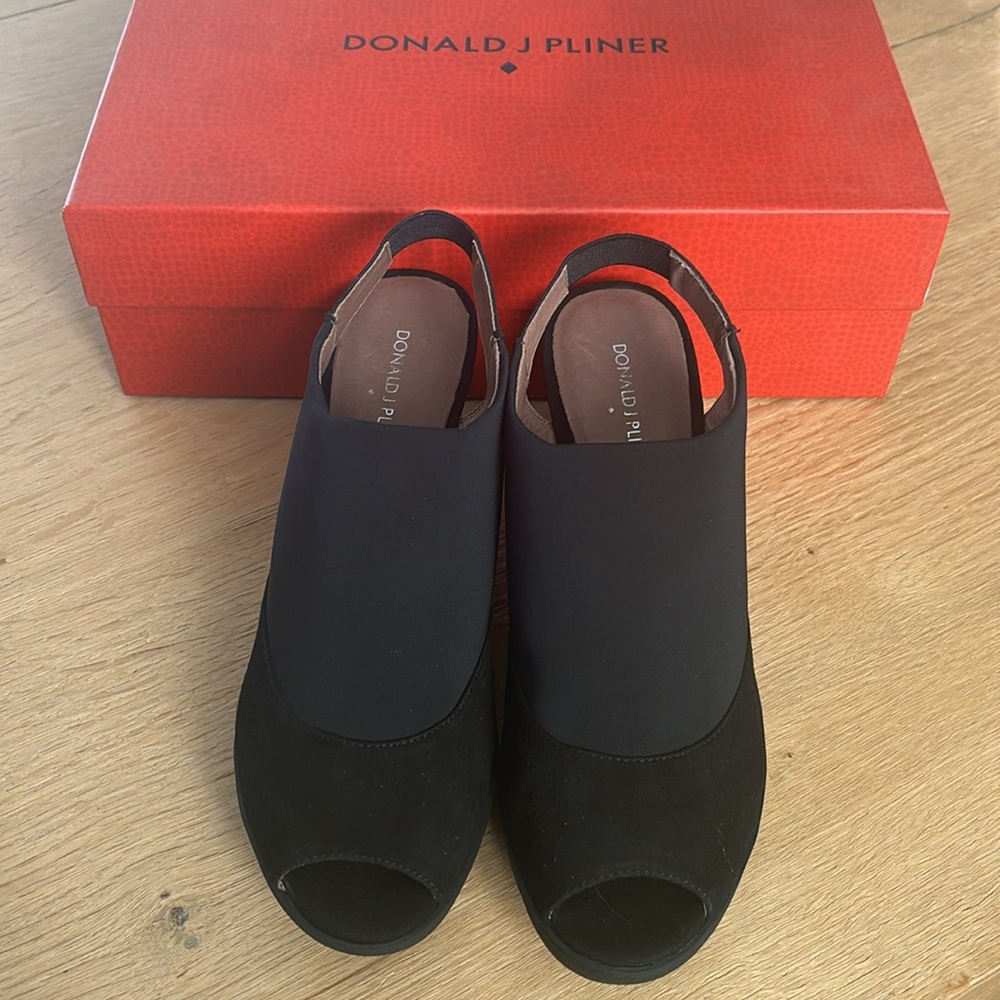 Donald J. Pliner Mynne Kid Suede wedge sandal size 9 New in box